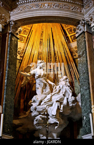 Die Ekstase der Heiligen Teresa (von Gian Lorenzo Bernini) in Cornaro-Kapelle in der Kirche Santa Maria della Vittoria, Rom, Italien. Stockfoto