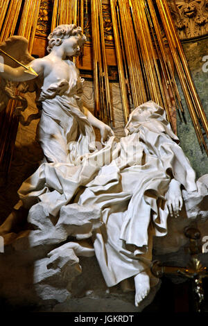 Die Ekstase der Heiligen Teresa (von Gian Lorenzo Bernini) in Cornaro-Kapelle in der Kirche Santa Maria della Vittoria, Rom, Italien. Stockfoto