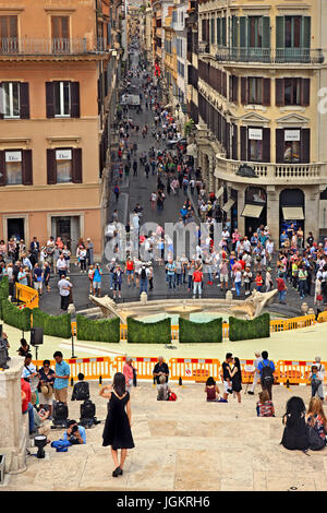Piazza di Spagna und Via dei Condotti, eine der "teuersten" kommerziellen Straßen von Rom, Italien. Stockfoto
