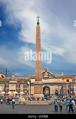 Ein ägyptischer Obelisk Ramses II von Heliopolis am Piazza del Popolo ("Platz des Volkes"), Rom, Italien. Stockfoto