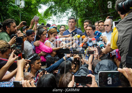 Freddy Guevara, Führer der Menschen Willen und erster Vizepräsident der nationalen Versammlung von Venezuela, gibt Erklärungen gegenüber der Presse über die re Stockfoto