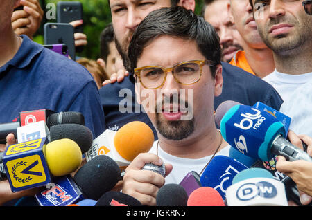 Freddy Guevara, Führer der Menschen Willen und erster Vizepräsident der nationalen Versammlung von Venezuela, gibt Erklärungen gegenüber der Presse über die re Stockfoto