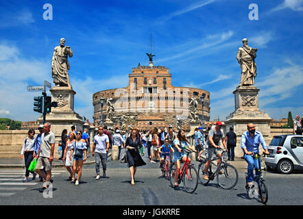 Castel Sant'Angelo und Ponte Sant'Angelo (über den Fluss Tiber) Rom, Italien. Stockfoto