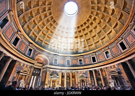 Im Inneren der Pantheon ehemaligen Roman Temple, jetzt eine Marienkirche und die Märtyrer (Chiesa Santa Maria dei Martiri), Rom, Italien. Stockfoto