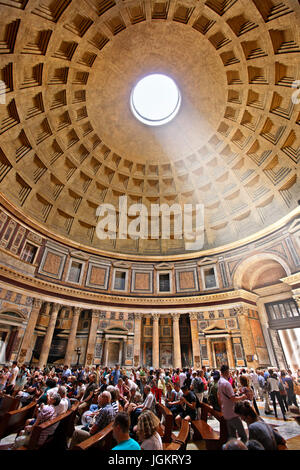 Im Inneren der Pantheon ehemaligen Roman Temple, jetzt eine Marienkirche und die Märtyrer (Chiesa Santa Maria dei Martiri), Rom, Italien. Stockfoto