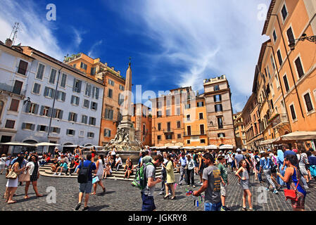 Die Fontana del Pantheon und der Piazza della Rotonda, vor dem Pantheon, Rom, Italien. Stockfoto