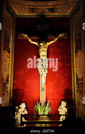 Das Kruzifix in der Kapelle der Chiesa di Gesu (Gemeinde Jesu) die bedeutendste Kirche der Jesuiten in Rom, Italien. Stockfoto
