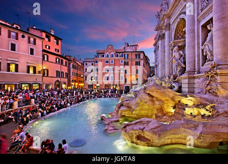 Nacht fallen an der Fontana di Trevi, Rom, Italien Stockfoto