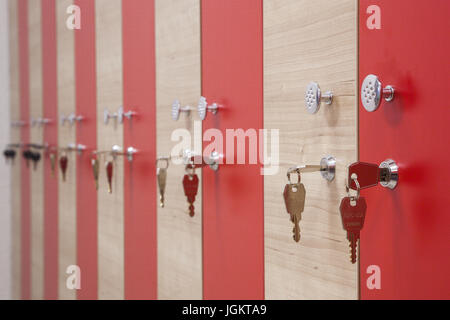 Rot Holz- sport Kleiderschrank in der Turnhalle für Kleidung mit mettalic Tasten Stockfoto