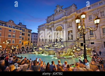 Nacht fallen an der Fontana di Trevi, Rom, Italien Stockfoto