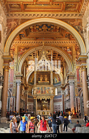 Im Inneren der Arcibasilica di San Giovanni in Laterano (Erzbasilika San Giovanni in Laterano), Rom, Italien.] Stockfoto