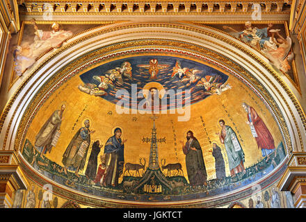 Das beeindruckende Mosaik in der Apsis der Arcibasilica di San Giovanni in Laterano (Erzbasilika San Giovanni in Laterano), Rom, Italien. Stockfoto