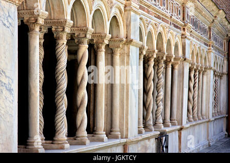 Schöne Säulen im Kreuzgang (13. Jahrhundert) von der Basilica di San Giovanni in Laterano, eines der 4 päpstlichen "Archbasilicas" von Rom, Italien Stockfoto