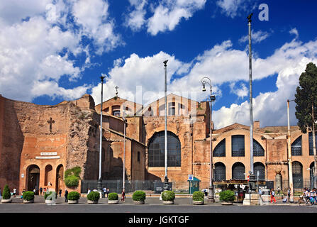 Die Basilika von Santa Maria Degli Angeli e dei Martiri und (Bäder) Terme di Diocleziano, Piazza della Republica, Rom, Italien. Stockfoto