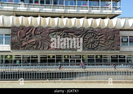 Sozialistische Architektur in Berlin, Karl-Marx-Allee. Sozialistische Schnitzerei an der Wand. Sozialistischer Stil. Stockfoto