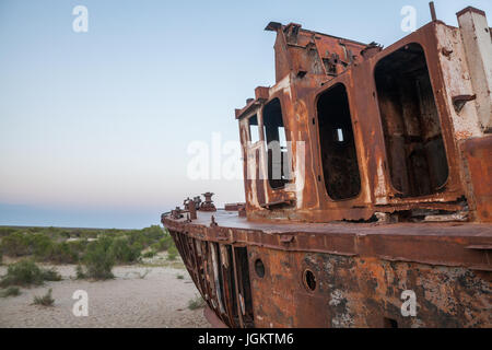 Farbbild eines gestrandeten Schiff am ehemaligen Ufer des Aralsees in Moynaq, Usbekistan. Stockfoto