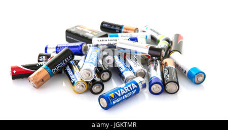 SWINDON, UK - 9. Juli 2017: Sammlung von sortierten Batterien bereit für das recycling auf weißem Hintergrund Stockfoto