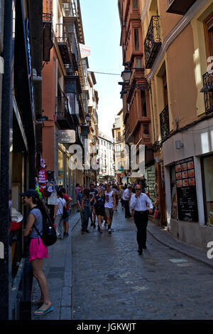 ICrowded Straße in der Altstadt von Toledo, Castilla La Mancha, Spanien. Juli 2017. Stockfoto
