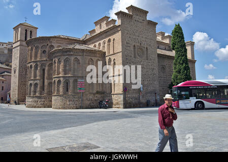 Bild von "Santiago del Arrabal" Kirche neben "Puerta de Bisagra", in der Altstadt von Toledo, Castilla La Mancha, Spanien. Juli 2017. Stockfoto