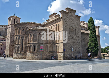 Bild von "Santiago del Arrabal" Kirche neben "Puerta de Bisagra", in der Altstadt von Toledo, Castilla La Mancha, Spanien. Juli 2017. Stockfoto