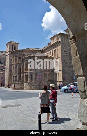 Bild von "Santiago del Arrabal" Kirche neben "Puerta de Bisagra", in der Altstadt von Toledo, Castilla La Mancha, Spanien. Juli 2017. Stockfoto