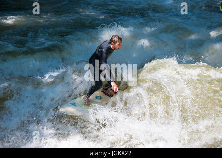 München, Deutschland - 7. Juni 2016: Schüler/inen Surfen an der Isar in München, Bayern, Deutschland Stockfoto