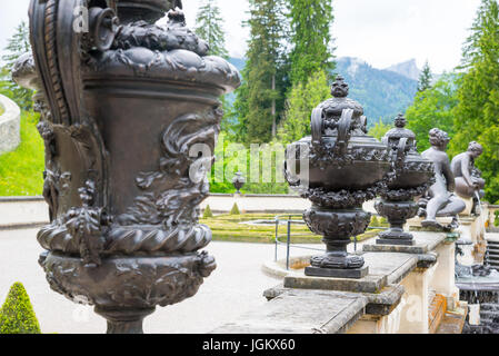 Ettal, Deutschland - 5. Juni 2016: Metallische Vase mit schönen Ornamenten bei Linderhof Palace, südwestlichen Bayern, Germany Stockfoto