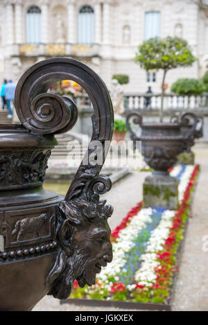 Ettal, Deutschland - 5. Juni 2016: Metallische Vase mit schönen Ornamenten bei Linderhof Palace, südwestlichen Bayern, Germany Stockfoto