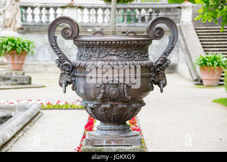 Ettal, Deutschland - 5. Juni 2016: Metallische Vase mit schönen Ornamenten bei Linderhof Palace, südwestlichen Bayern, Germany Stockfoto