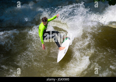 München, Deutschland - 7. Juni 2016: Schüler/inen Surfen an der Isar in München, Bayern, Deutschland Stockfoto