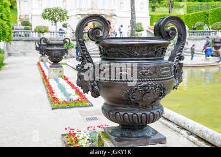 Ettal, Deutschland - 5. Juni 2016: Metallische Vase mit schönen Ornamenten bei Linderhof Palace, südwestlichen Bayern, Germany Stockfoto