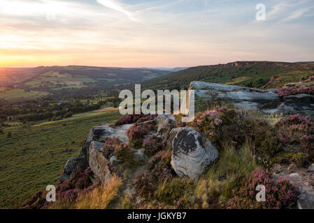 Sommerabend am Baslow Rand mit Blick auf Curbar Kante im Peak District, Derbyshire, England. Stockfoto