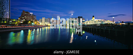 Panorama des Princes Dock Liverpool in der Nacht zeigt Kreuzfahrtschiff festgemacht an Liverpool cruise terminal. Stockfoto