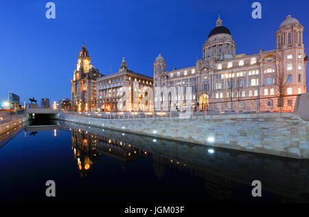 Liverpools "drei Grazien" (von links nach rechts: Royal Liver Building und Cunard Building, Port of Liverpool Building) spiegelt sich in den Kanal-Link. Stockfoto