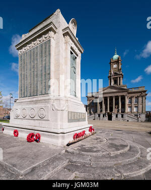 Hamilton Square, Birkenhead, Wirral, Merseyside, zeigt das Rathaus und Kriegerdenkmal Stockfoto