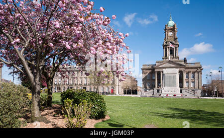 Hamilton Square, Birkenhead, Wirral, Merseyside, zeigt das Rathaus und Kriegerdenkmal Stockfoto