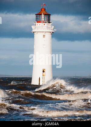 New Brighton Leuchtturm, in den Fluss Mersey, eröffnet im Jahre 1830 in stürmischer See. Stockfoto