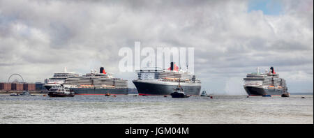 Cunard die drei Königinnen (L-R Queen Elizabeth, Queen Mary 2 und Queen Victoria) in den Fluss Mersey, Cunard 175-jähriges Jubiläum zu feiern. Stockfoto