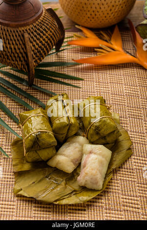 Bananen mit klebrigen Reis (Khao Tom Matte oder Khao Tom Pad). Thai Dessert Essen Dekoration mit thailändischen Kultur Objektstil, Anpassung Größe für Banner, Abdeckung Stockfoto