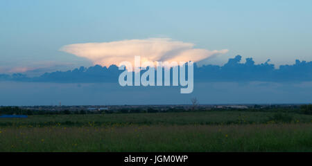 Schönwetter-Wolken an einem heißen Nachmittag in Texas Stockfoto