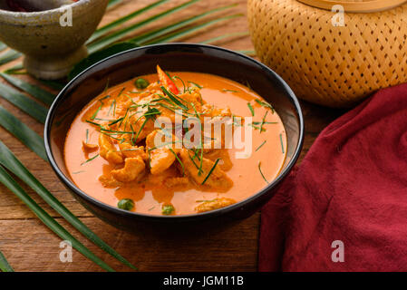 Huhn in Curry-Sauce in einer Pfanne mit den Zutaten auf dem alten Schreibtisch, Anpassung Größe für Banner, Abdeckung und Header. Stockfoto