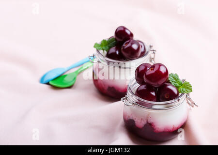Traditionelle italienische Dessert Pannacotta mit frischem süßen Kirschen Obst in Gläsern Stockfoto