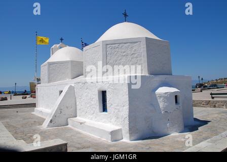 Die weiß getünchte Kirche Agios Nikolaos am Hafen in Ägina Stadt auf der griechischen Insel Ägina am 26. April 2017. Stockfoto