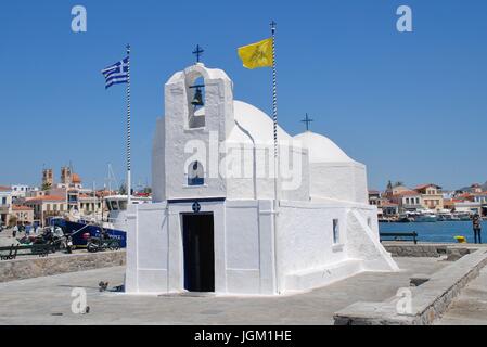 Die weiß getünchte Kirche Agios Nikolaos am Hafen in Ägina Stadt auf der griechischen Insel Ägina am 26. April 2017. Stockfoto