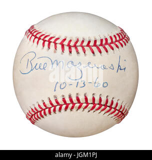 Signierten Baseball von Pittsburgh Piraten zweiter Basisspieler Bill Mazeroski 13.10.60 datiert.  Bill ist der einzige Spieler in der MLB Geschichte, einen Spaziergang nach Hause zu schlagen Stockfoto