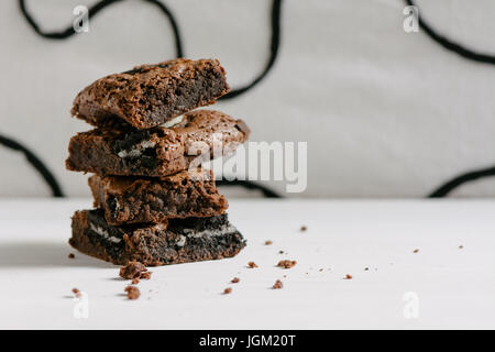 Schokoladen-Brownies mit schwarzen Biscuit, gefüllt mit Sahne Stockfoto