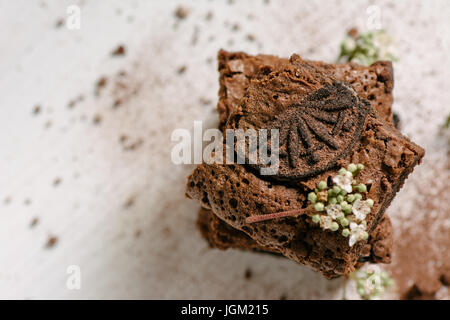 Schokoladen-Brownies mit schwarzen Keks gefüllt mit Sahne, von oben gestapelt Stockfoto