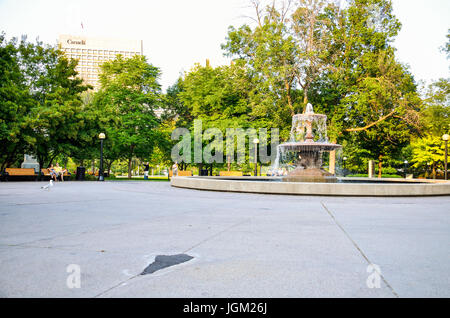 Montreal, Kanada - 24. Juli 2014: Brunnen im Sommer in die Innenstadt mit Menschen sitzen auf Bänken Stockfoto