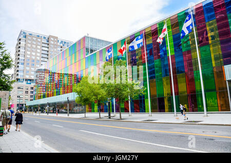 Montreal, Kanada - 26. Juli 2014: Palais des Congres Kongresszentrum bunte bunte Gebäude in downtown Altstadt der Stadt mit Flaggen Stockfoto