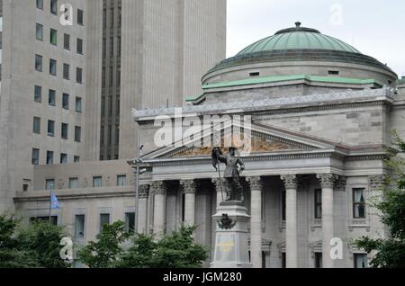 Montreal, Kanada - 26. Juli 2014: Altstadt mit Centaur Theater und Statue außerhalb Basilika Notre-Dame-Kirche in Québec (Stadt) region Stockfoto